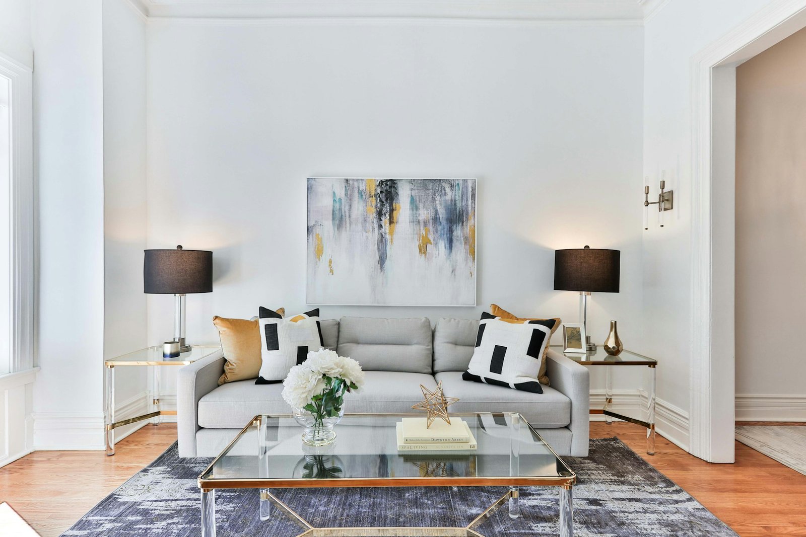 Person bewegt sich auf einer Couch im Wohnzimmer