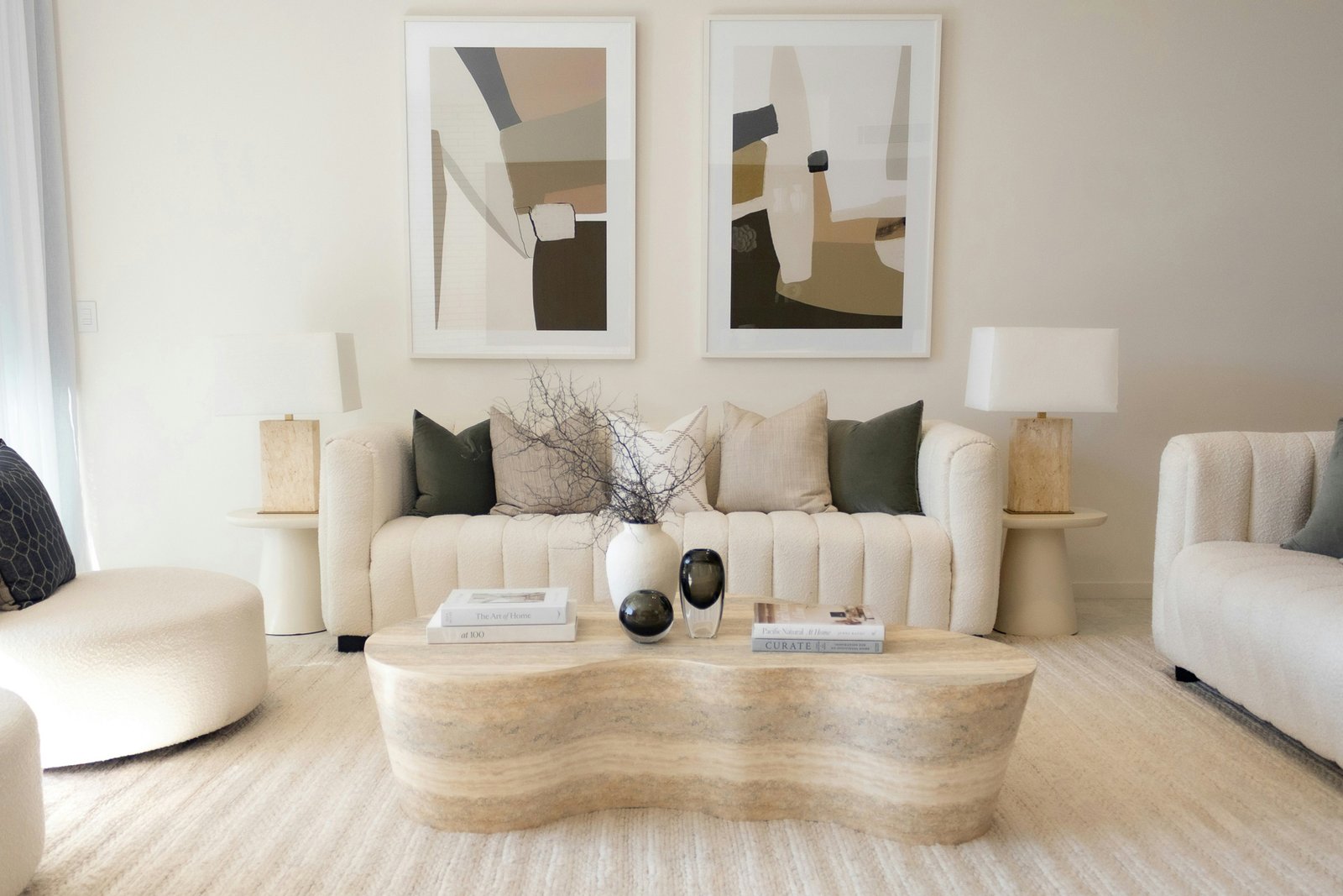 Couch steht im Wohnzimmer auf einem glatten Boden