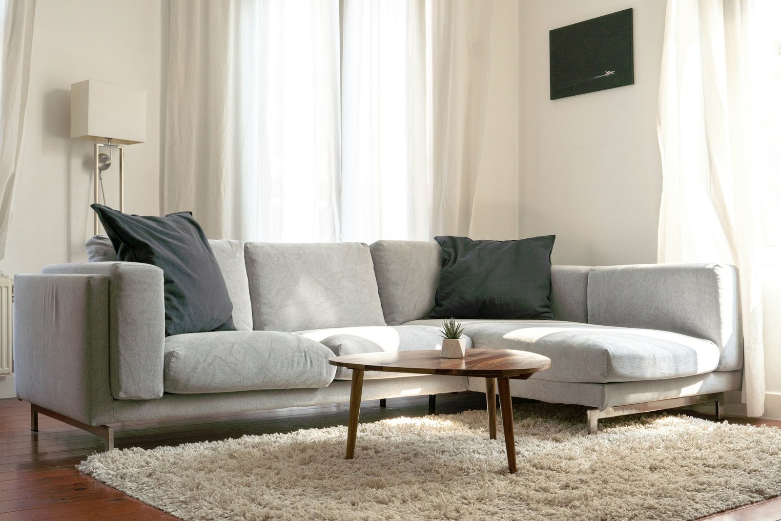 Ecksofa steht in einem Wohnzimmer auf einem glatten Boden
