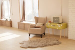 Filzgleiter unter einem Sofafuß auf einem Holzboden