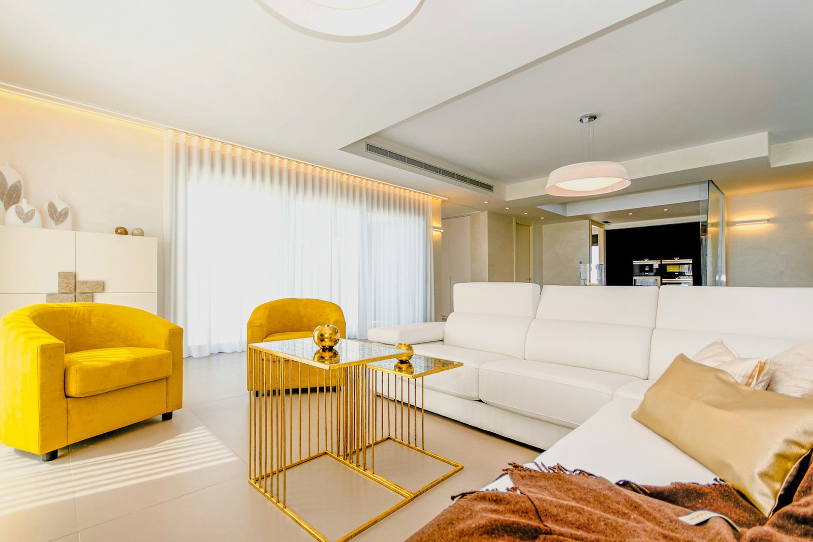 Neues Sofa steht in einem Wohnzimmer auf Parkettboden