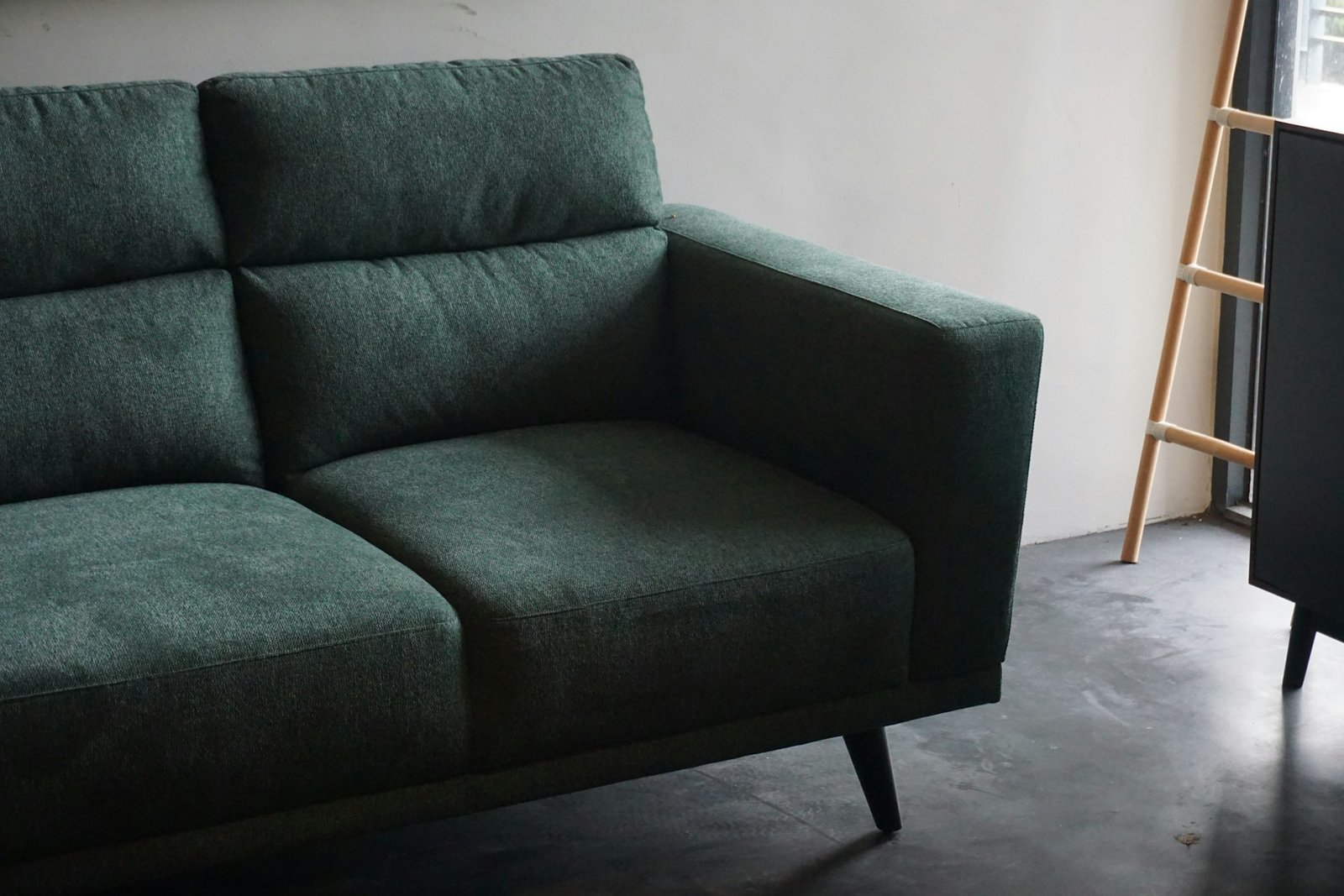 Metallfedern im Inneren eines Sofas ohne Polsterung