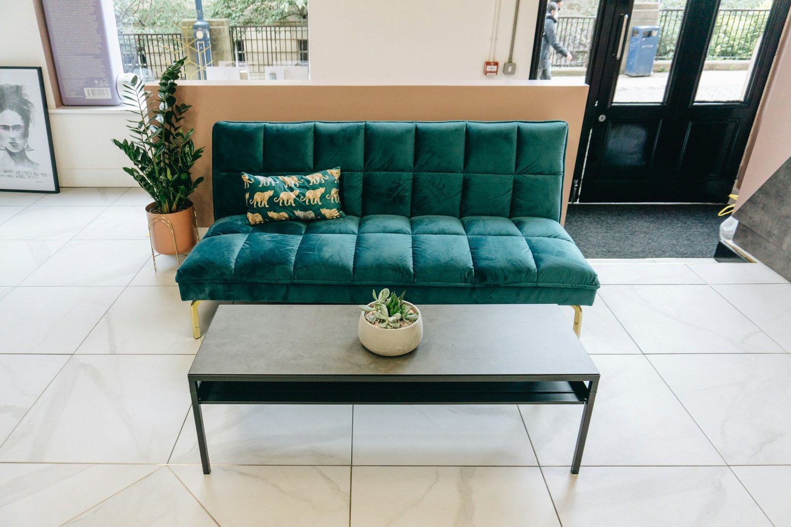 Sofa steht auf einem Fliesenboden im Wohnzimmer