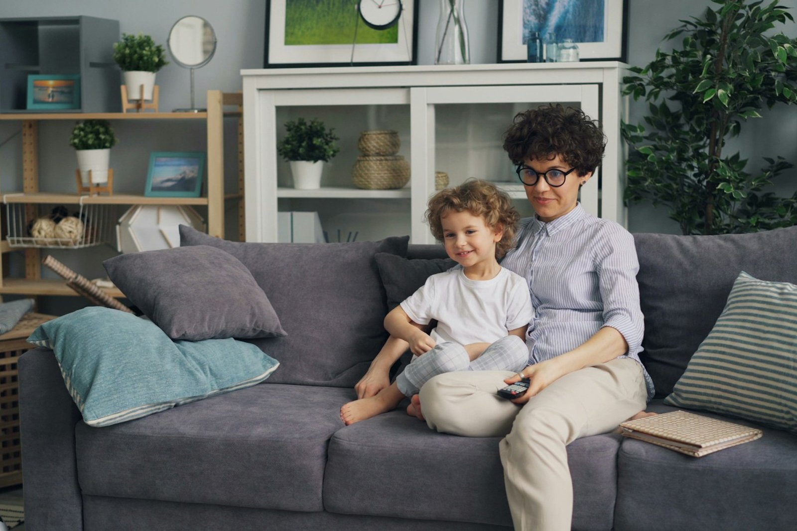 Mehrere Personen sitzen auf einem Sofa im Wohnzimmer