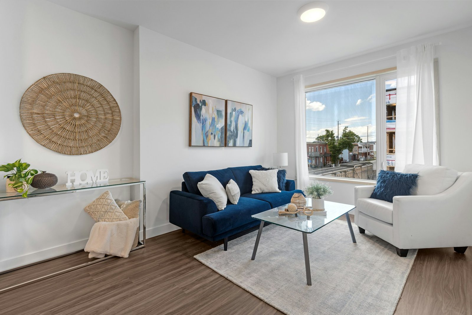 Sofa steht auf einem Laminatboden im Wohnzimmer