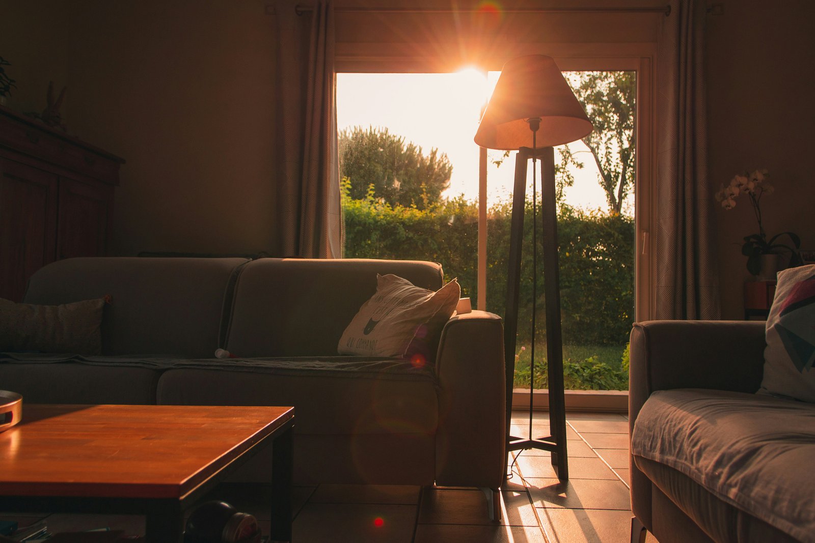Sofa steht in einem Wohnzimmer auf einem glatten Boden