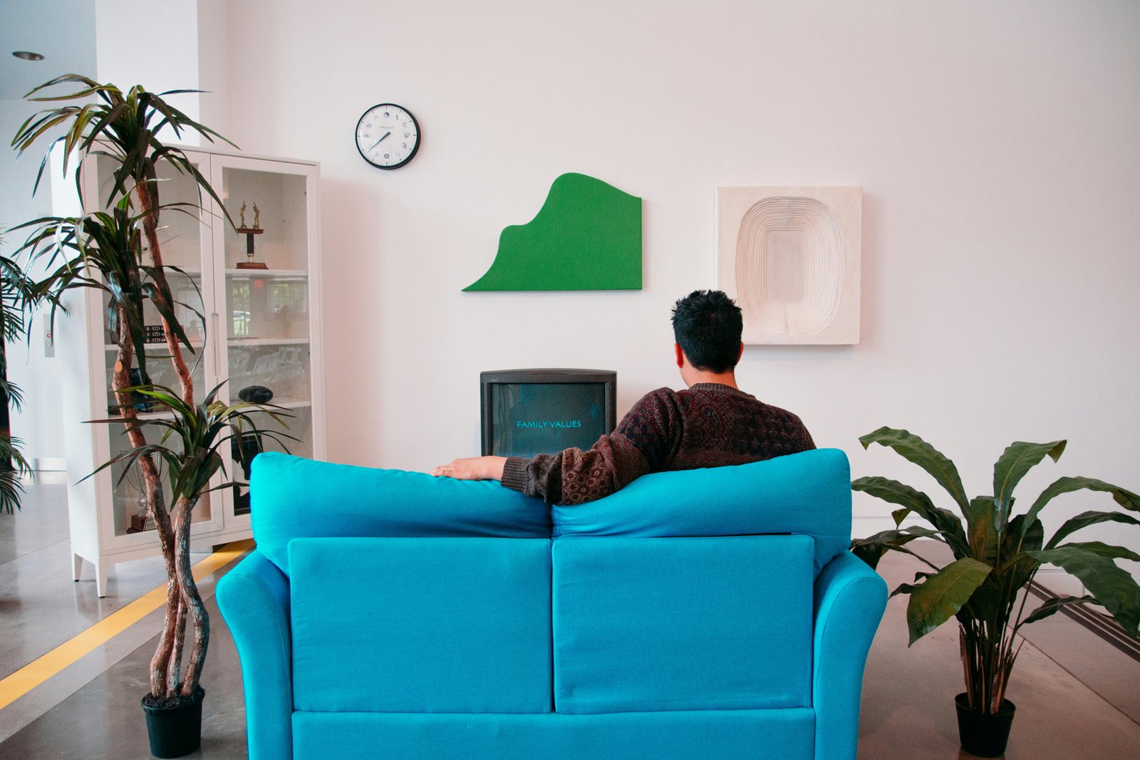 Person sitzt auf einem Sofa im Wohnzimmer