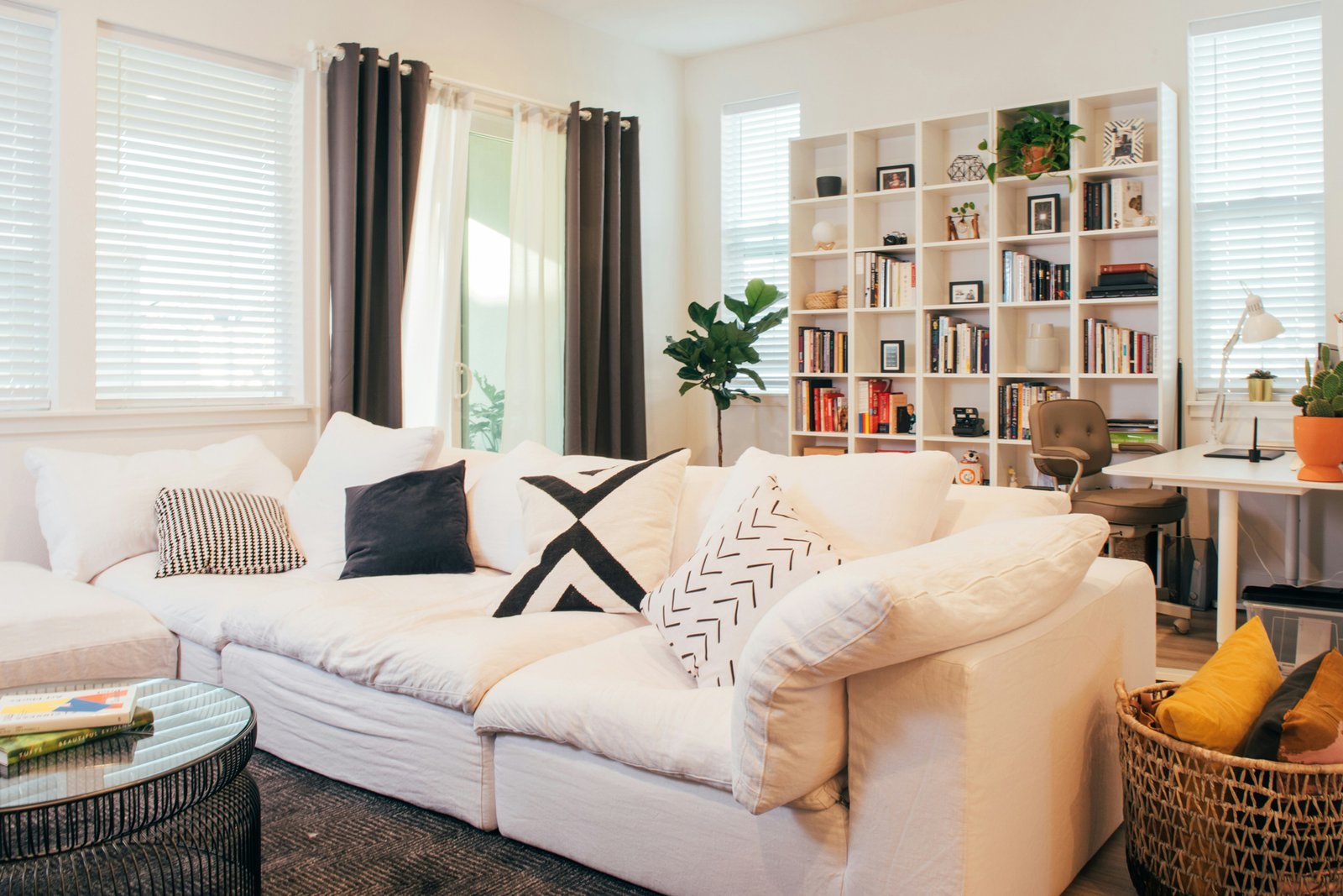 Sofa steht in einem Wohnzimmer auf einem Holzboden