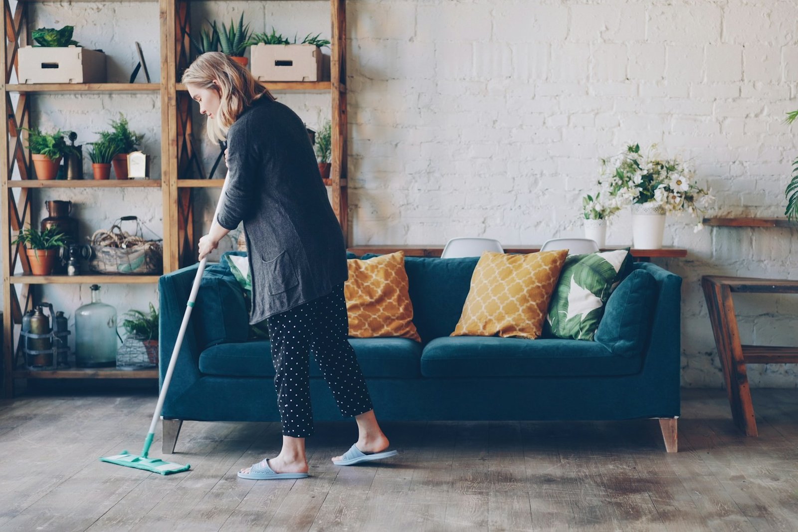 Person wechselt Position auf dem Sofa