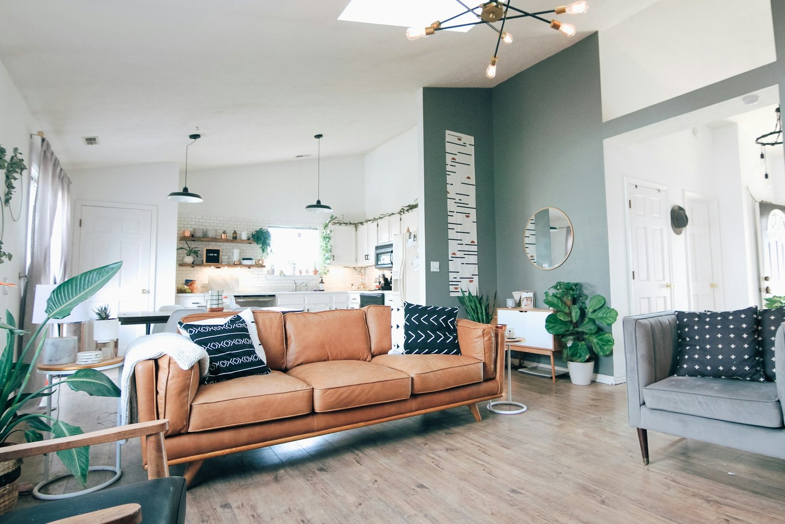 Sofa auf einem Holzboden im Wohnzimmer