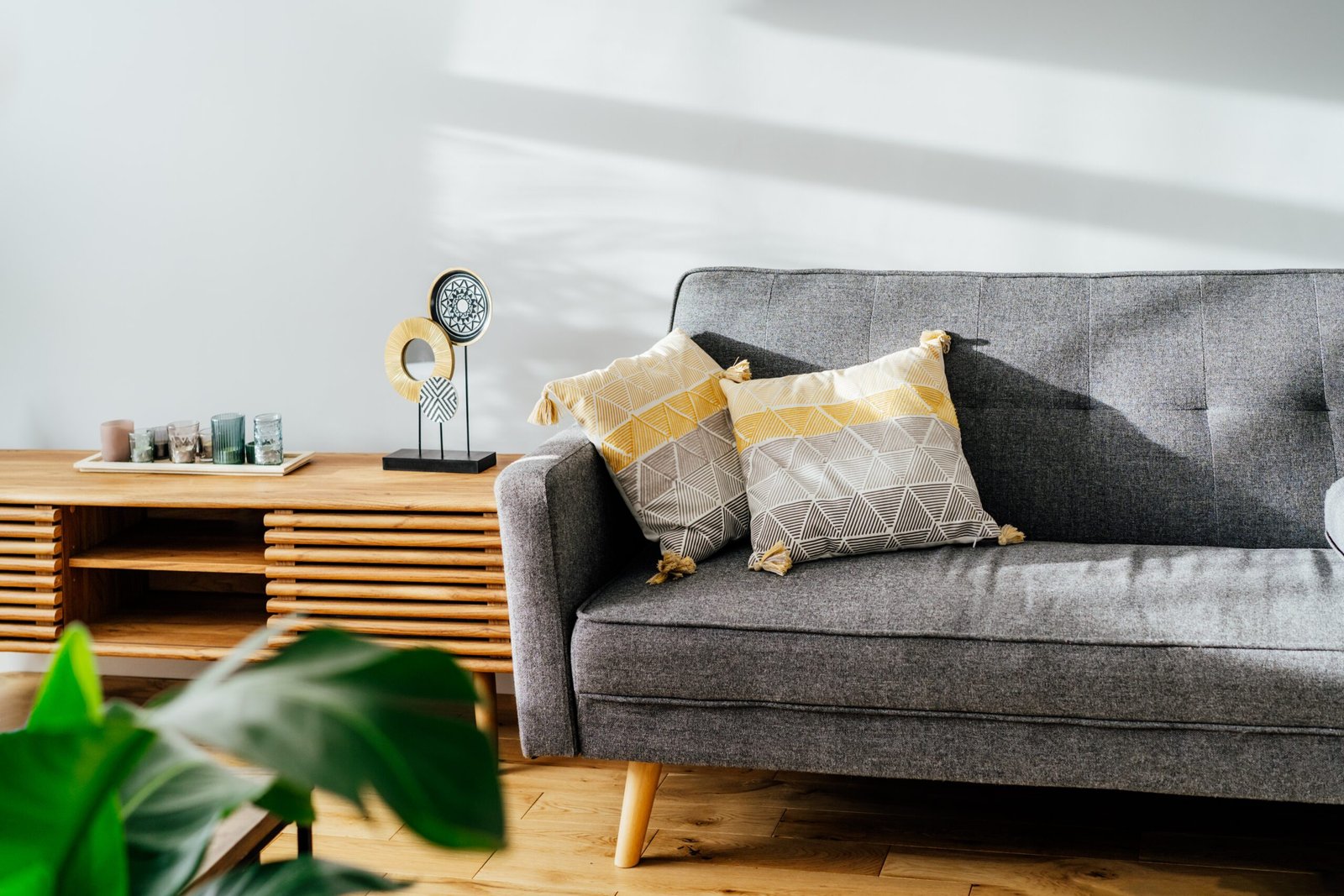 Modernes Sofa im Wohnzimmer als Symbol für typische Knarzprobleme und deren Lösung