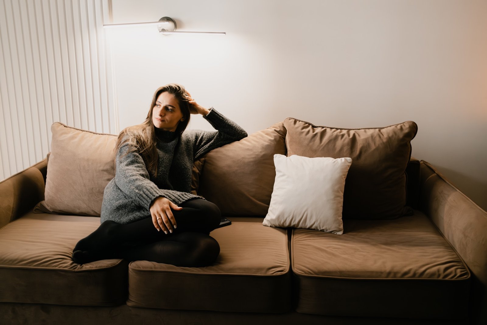 Person setzt sich auf eine Couch
