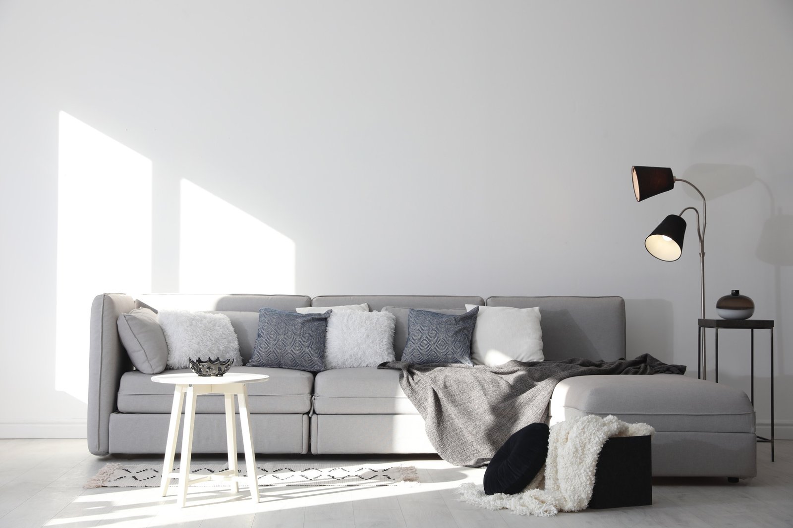 Couch im Wohnzimmer bei Tageslicht