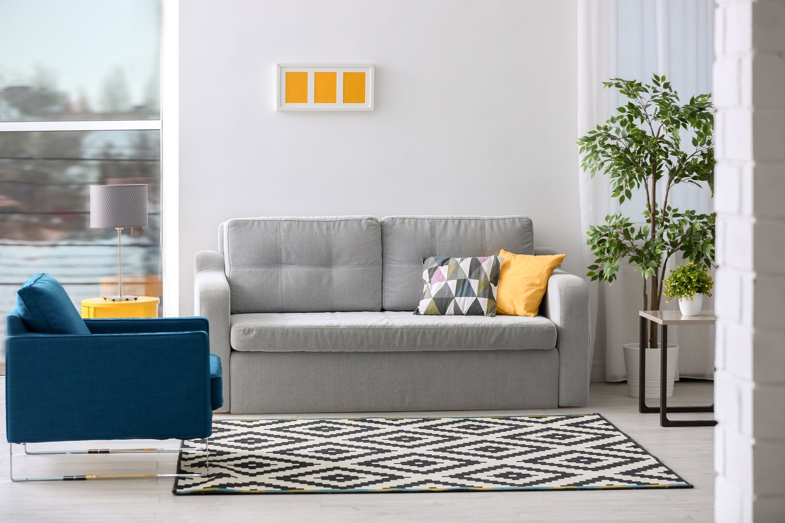 Ausgeklapptes Schlafsofa im Wohnzimmer
