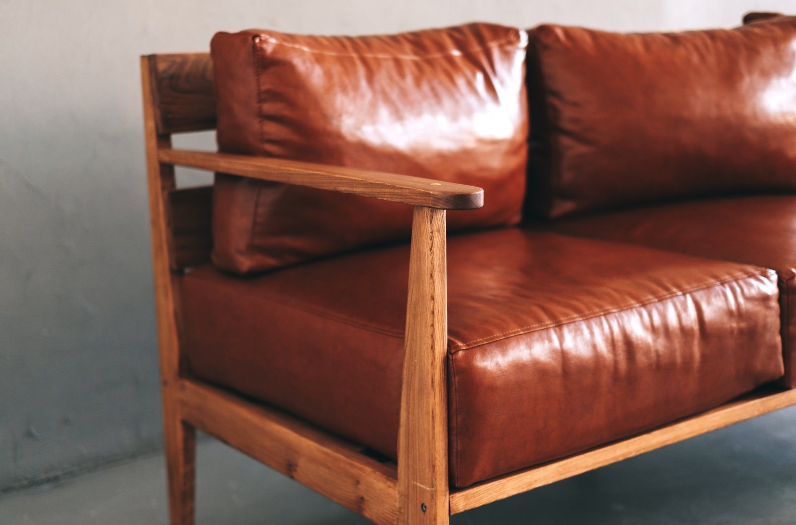 Blick unter ein Sofa auf den Rahmen
