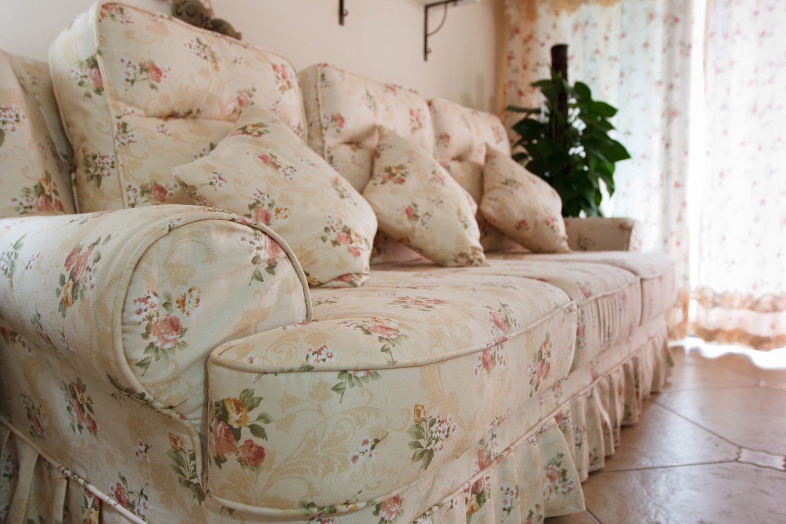 Älteres Sofa in einem Wohnzimmer