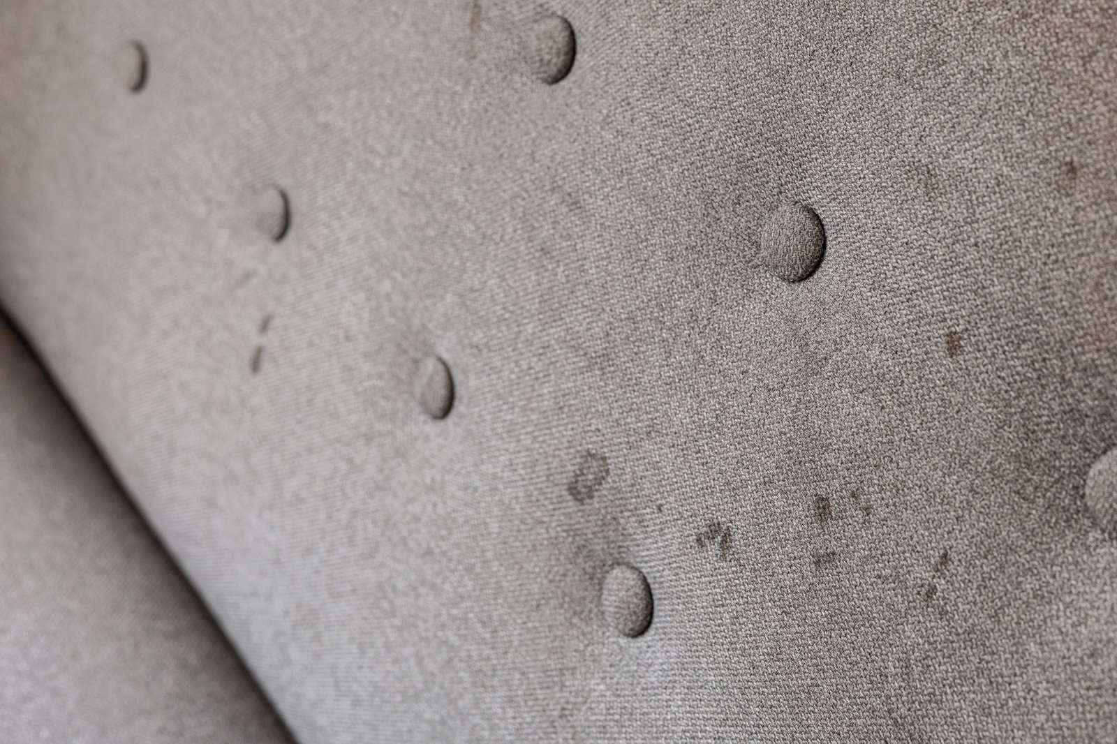Detailaufnahme eines genutzten Sofas