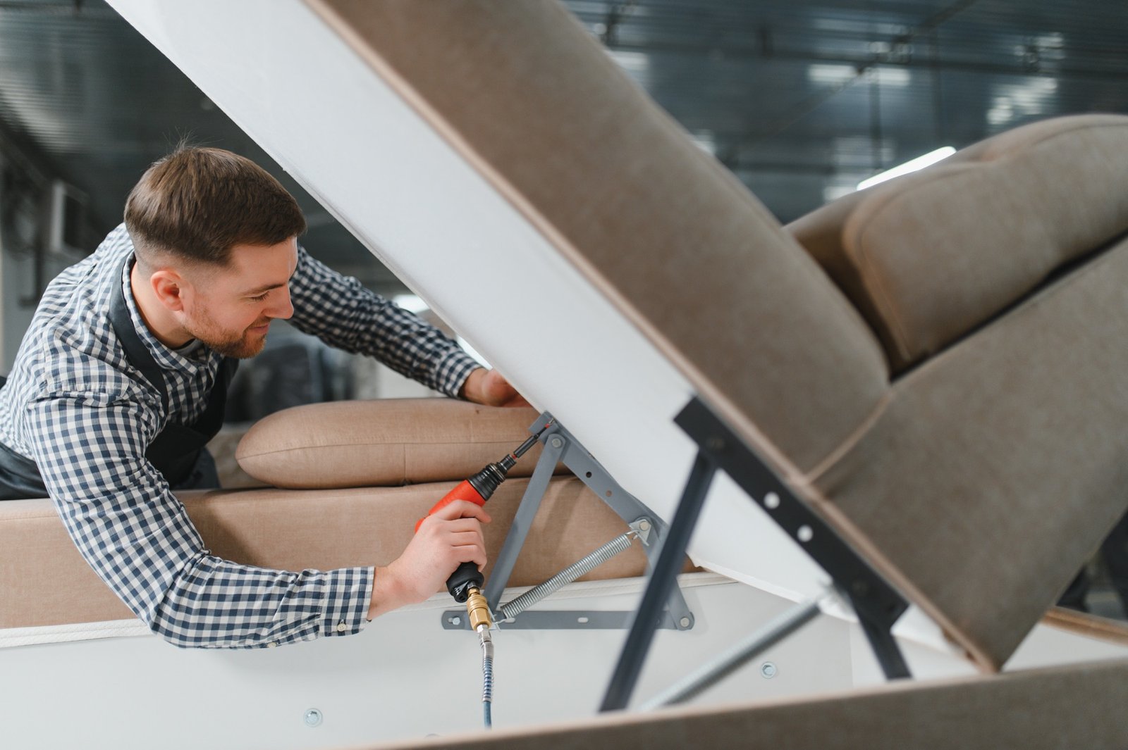 Sofa-Aufbau mit sichtbaren Einzelteilen
