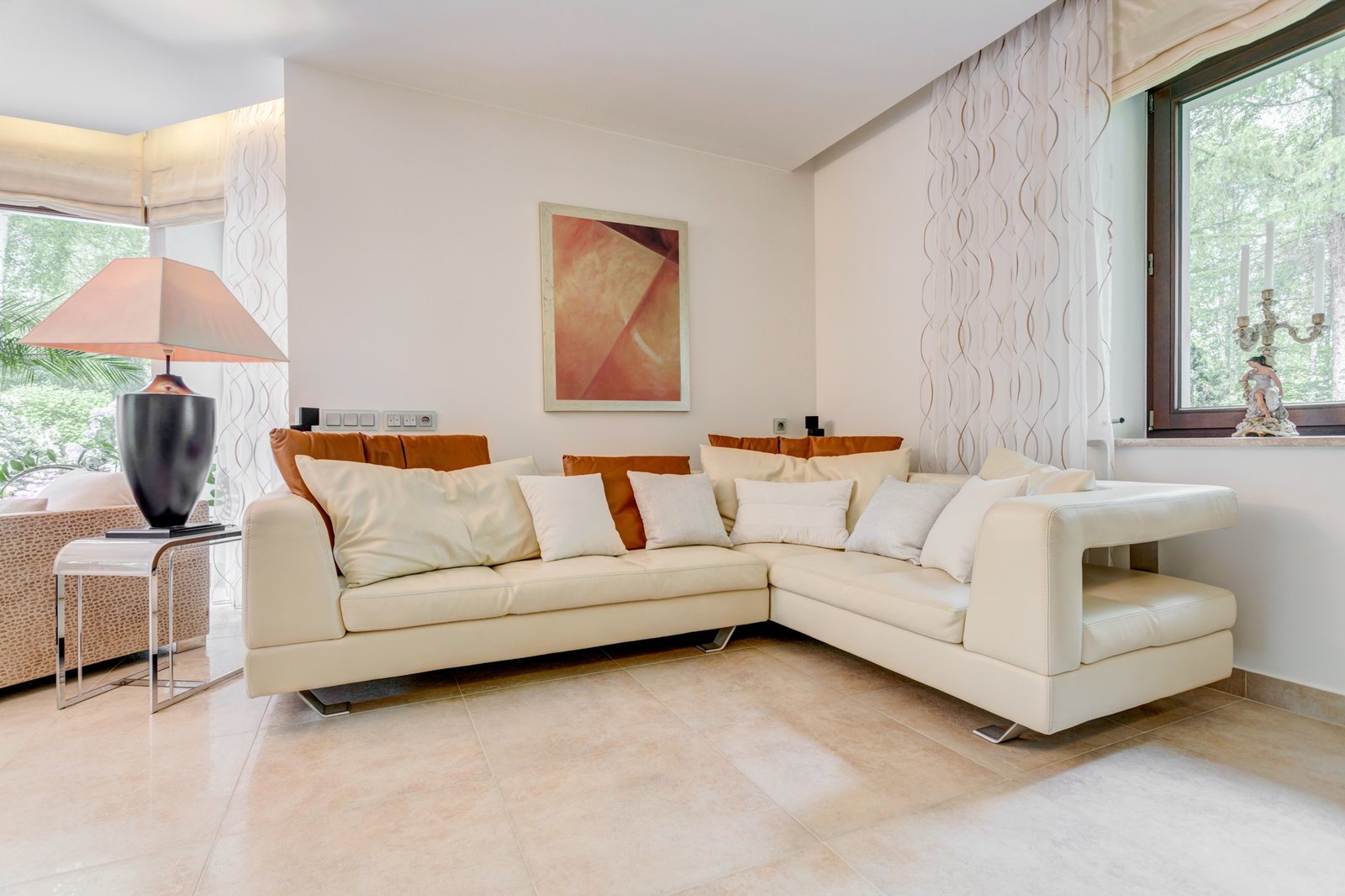 Helles Sofa im modernen Wohnzimmer