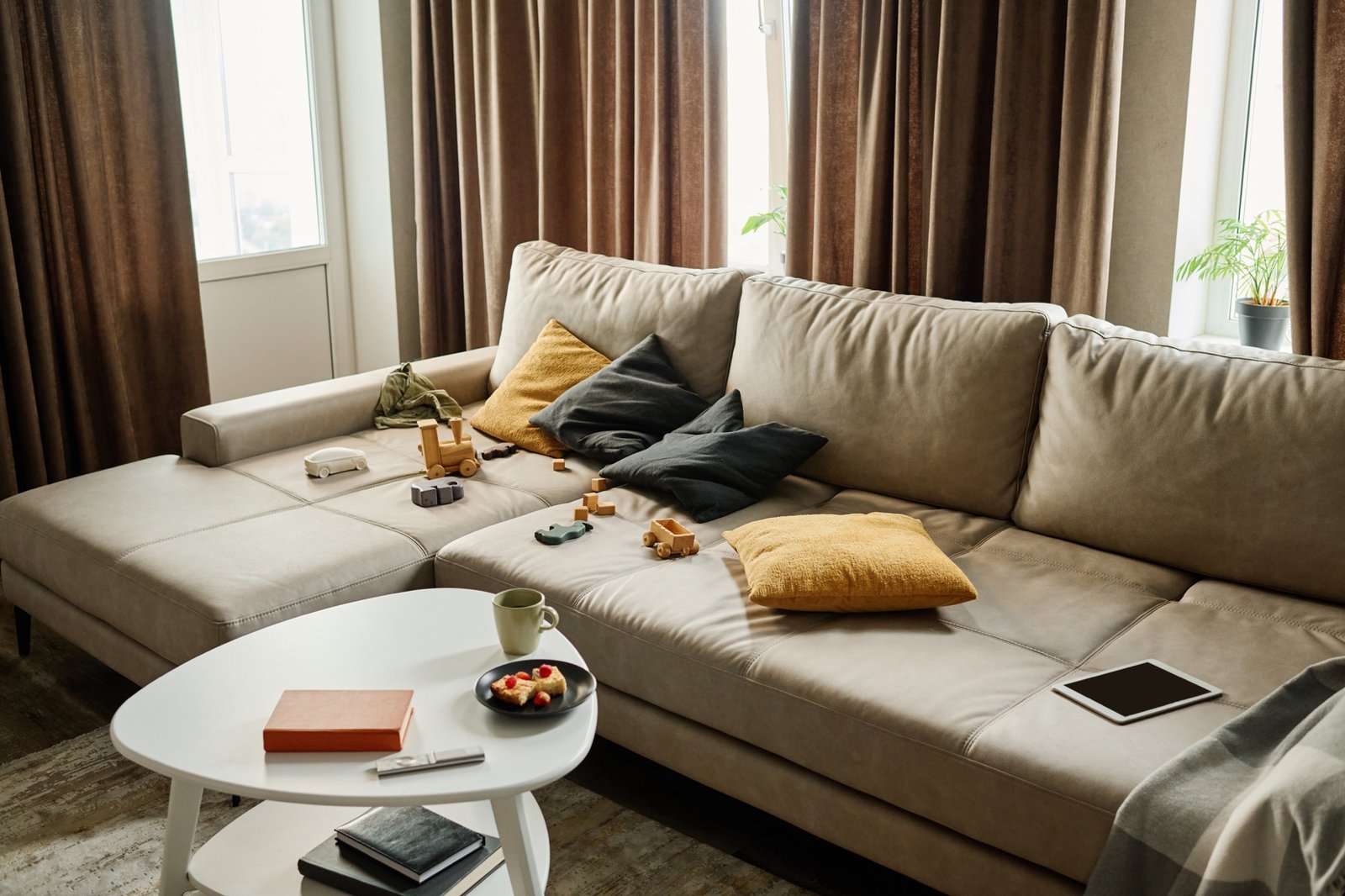 Couch im Wohnzimmer mit Holzrahmen